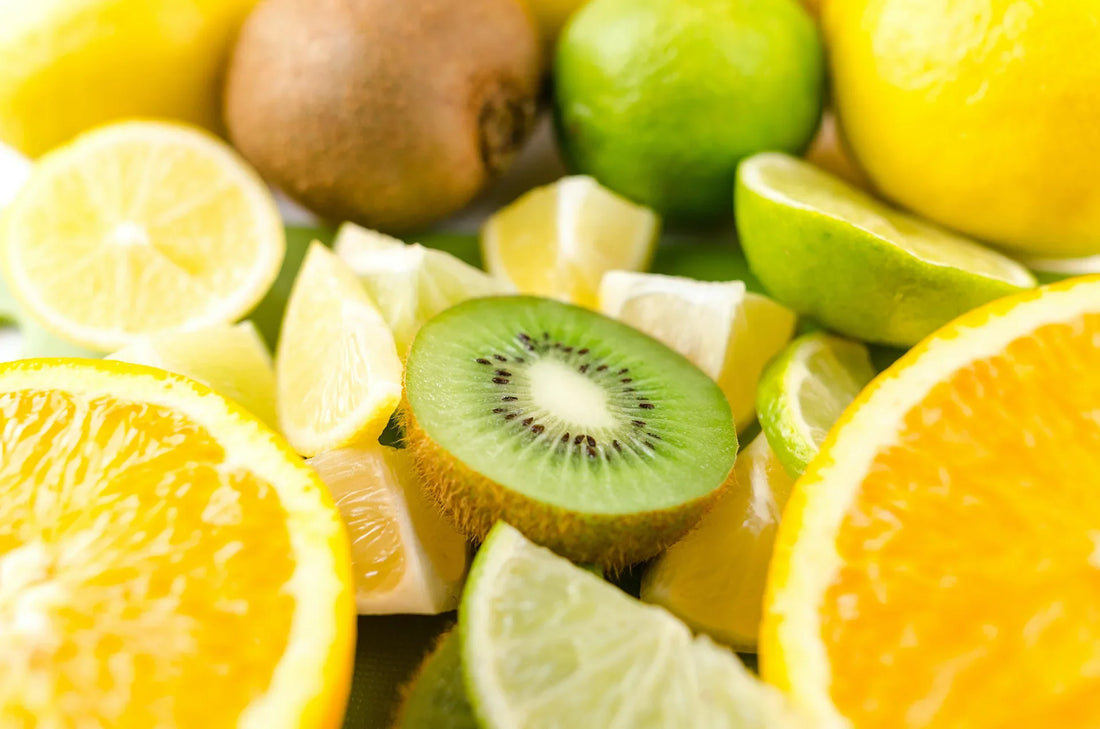 Fruit découpés en tranches. Kiwis, citrons vert et jaune, pamplamousse.